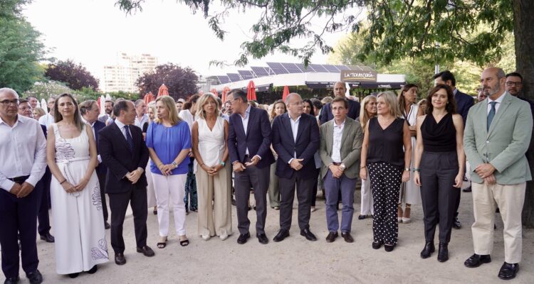 Almeida, junto con la vicealcaldesa, Inma Sanz, y otros miembros del gobierno municipal