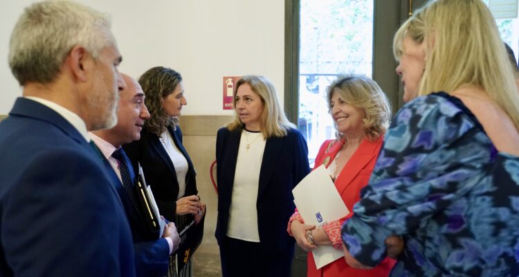 La vicealcaldesa, Inma Sanz, acompañada por la delegada, Engracia Hidalgo, en la clausura de los programas de formación de la Cátedra de Gastronomía, Innovación y Sostenibilidad Culinarias