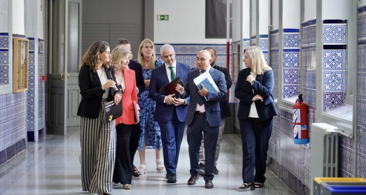 La vicealcaldesa, Inma Sanz, acompañada por la delegada, Engracia Hidalgo, en la clausura de los programas de formación de la Cátedra de Gastronomía, Innovación y Sostenibilidad Culinarias