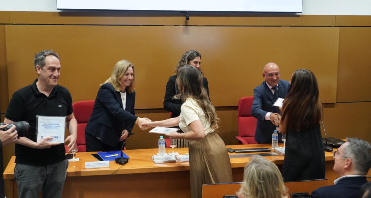 La vicealcaldesa, Inma Sanz, entrega los diplomas de formación
