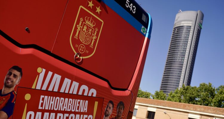 El alcalde de Madrid, José Luis Martínez-Almeida, acompañado del delegado de Urbanismo, Medio Ambiente y Movilidad, Borja Carabante, coloca la segunda estrella al escudo de la selección en un autobús vinilado de EMT Madrid