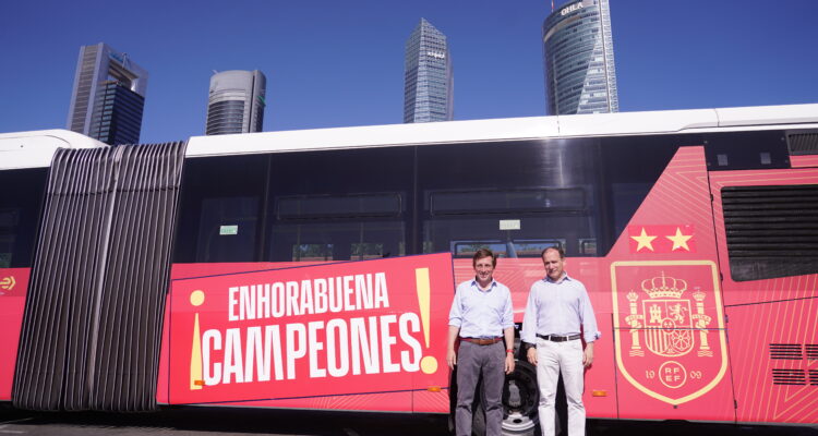 El alcalde de Madrid, José Luis Martínez-Almeida, acompañado del delegado de Urbanismo, Medio Ambiente y Movilidad, Borja Carabante, coloca la segunda estrella al escudo de la selección en un autobús vinilado de EMT Madrid