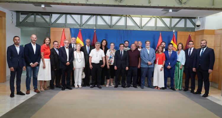 El alcalde de Madrid, José Luis Martínez-Almeida, junto a representantes de las cofradías de Madrid y otros miembros de la Corporación municipal
