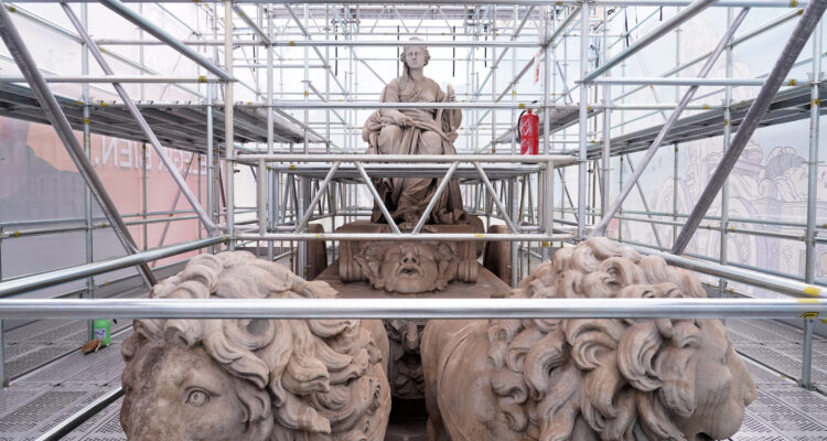 La Fuente de Cibeles, rodeada por la estructura de andamios que permitirá observarla de cerca en 'Abierto por Restauración'