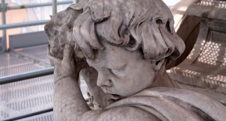 Detalle en primer plano de una de las figuras infantiles de la Fuente de Cibeles