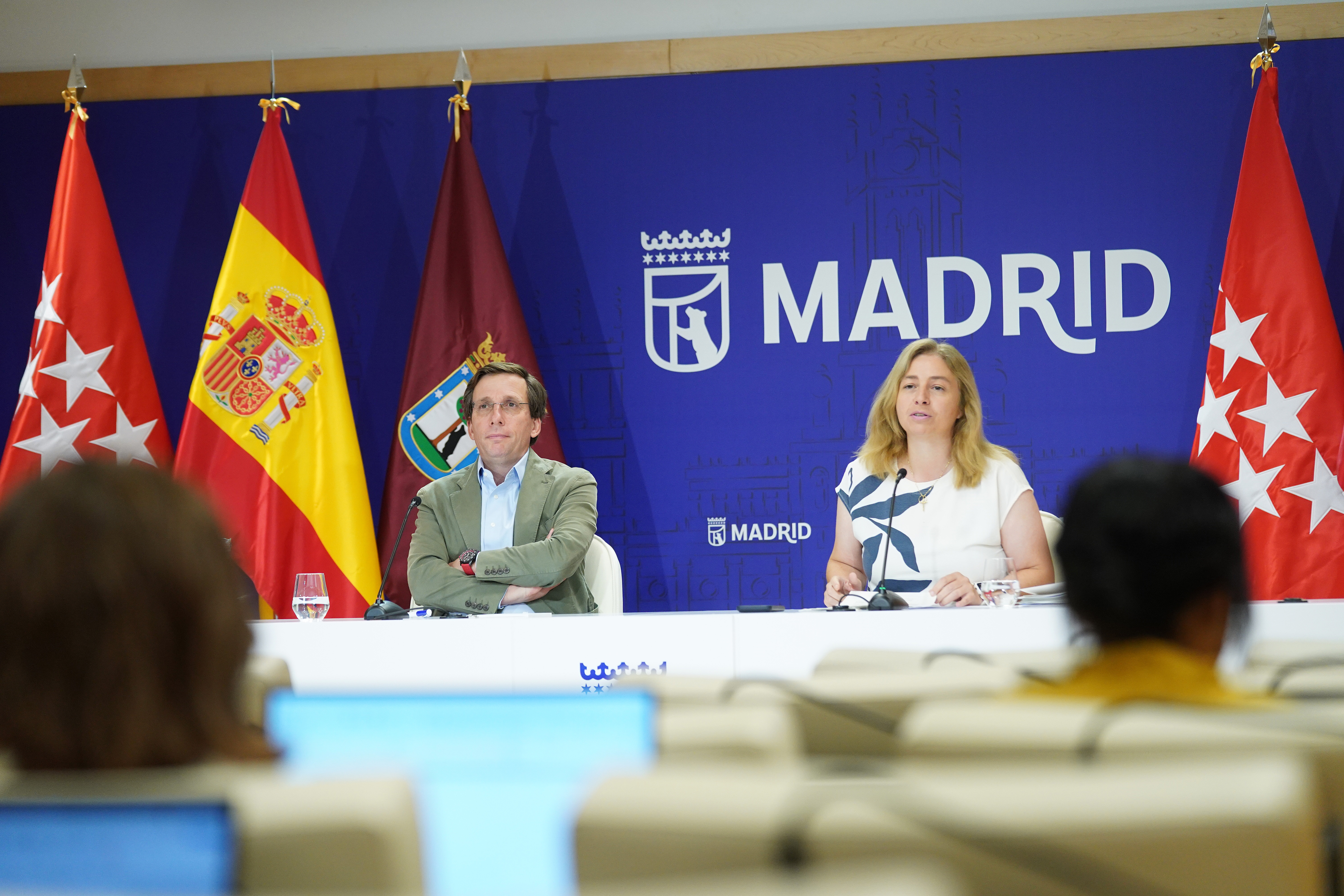 El alcalde de Madrid, José Luis Martínez-Almeida, junto a la vicealcaldesa, Inma Sanz, en la rueda de prensa posterior a la Junta de Gobierno