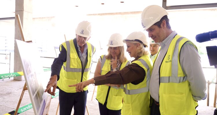 La vicealcaldesa, Inma Sanz, ha visitado los trabajos del nuevo aulario del CIFSE junto a la delegada de Obras y Equipamientos y el concejal de Latina