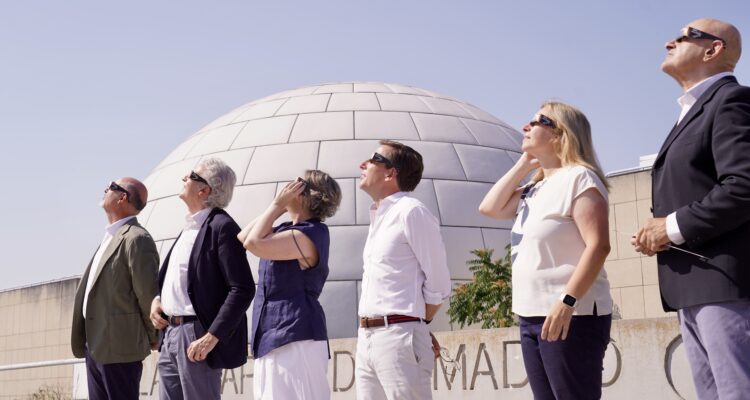 El alcalde de Madrid, José Luis Martínez-Almeida, visita el Planetario de Madrid y conoce la programación especial con motivo del eclipse