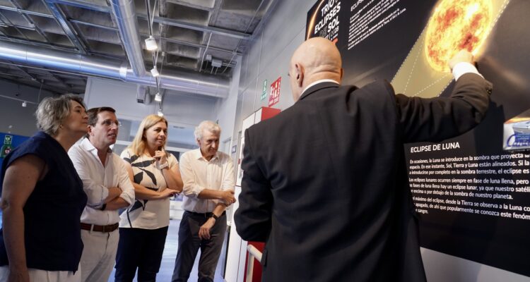 El alcalde de Madrid, José Luis Martínez-Almeida, visita el Planetario de Madrid y conoce la programación especial con motivo del eclipse