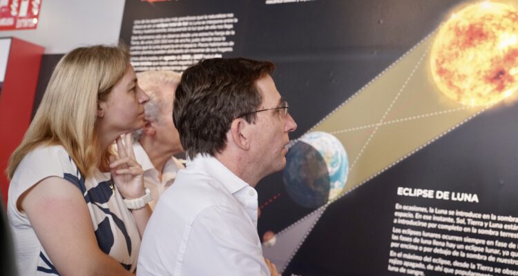 El alcalde de Madrid, José Luis Martínez-Almeida, visita el Planetario de Madrid y conoce la programación especial con motivo del eclipse