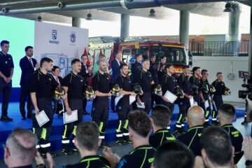 El alcalde José Luis Martínez-Almeida ha dado hoy la bienvenida en el Pabellón de Convenciones de la Casa de Campo a la promoción de 60 nuevos bomberos conductores del Ayuntamiento de Madrid