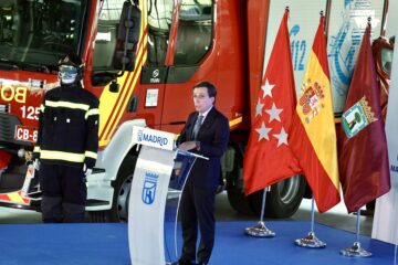 El alcalde José Luis Martínez-Almeida ha dado hoy la bienvenida en el Pabellón de Convenciones de la Casa de Campo a la promoción de 60 nuevos bomberos conductores del Ayuntamiento de Madrid