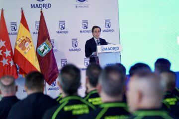 El alcalde José Luis Martínez-Almeida ha dado hoy la bienvenida en el Pabellón de Convenciones de la Casa de Campo a la promoción de 60 nuevos bomberos conductores del Ayuntamiento de Madrid
