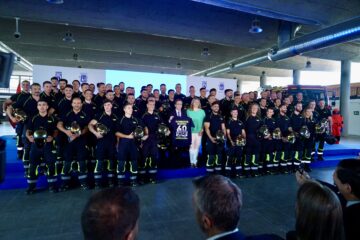 El alcalde José Luis Martínez-Almeida ha dado hoy la bienvenida en el Pabellón de Convenciones de la Casa de Campo a la promoción de 60 nuevos bomberos conductores del Ayuntamiento de Madrid