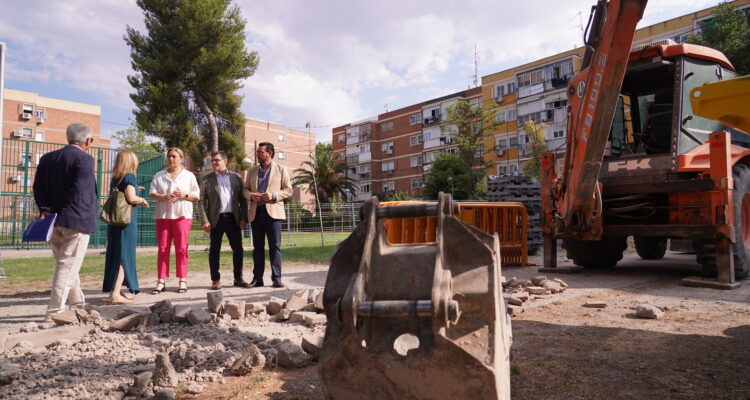 La vicealcaldesa de Madrid, Inma Sanz, visita las obras de la Colonia Urpisa, en el marco del Plan Regenera Madrid