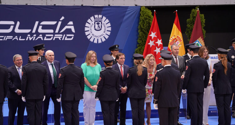 El alcalde de Madrid, José Luis Martínez-Almeida, preside la entrega de despachos a 326 nuevos agentes de la Policía Municipal