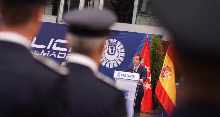 El alcalde de Madrid, José Luis Martínez-Almeida, preside la entrega de despachos a 326 nuevos agentes de la Policía Municipal