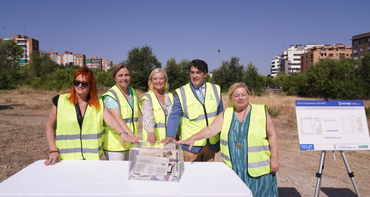 La vicealcaldesa de Madrid, Inma Sanz, acompañada de la delegada de Obras y Equipamientos, Paloma García Romero, y el concejal de Hortaleza, David Pérez, en el acto de colocación de la primera piedra del nuevo pabellón polideportivo que el Ayuntamiento va a construir en Sanchinarro