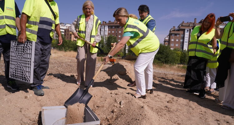 La vicealcaldesa de Madrid, Inma Sanz, acompañada de la delegada de Obras y Equipamientos, Paloma García Romero, y el concejal de Hortaleza, David Pérez, coloca la primera piedra del nuevo pabellón polideportivo que el Ayuntamiento va a construir en Sanchinarro