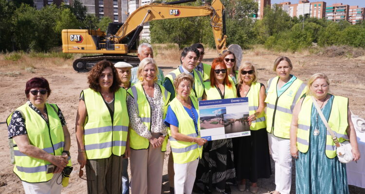 La vicealcaldesa de Madrid, Inma Sanz, acompañada de la delegada de Obras y Equipamientos, Paloma García Romero, y el concejal de Hortaleza, David Pérez, en el acto de colocación de la primera piedra del nuevo pabellón polideportivo que el Ayuntamiento va a construir en Sanchinarro