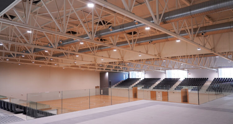 Con una superficie construida de 6.700 m2, el edificio se articula en torno a una pista polideportiva con dos graderíos enfrentados con capacidad para unos mil espectadores