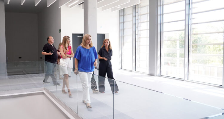 La vicealcaldesa de Madrid, Inma Sanz, acompañada de la delegada de Obras y Equipamientos, Paloma García Romero; la concejala delegada de Deporte, Sonia Cea, y la concejala de San Blas-Canillejas, Almudena Maíllo