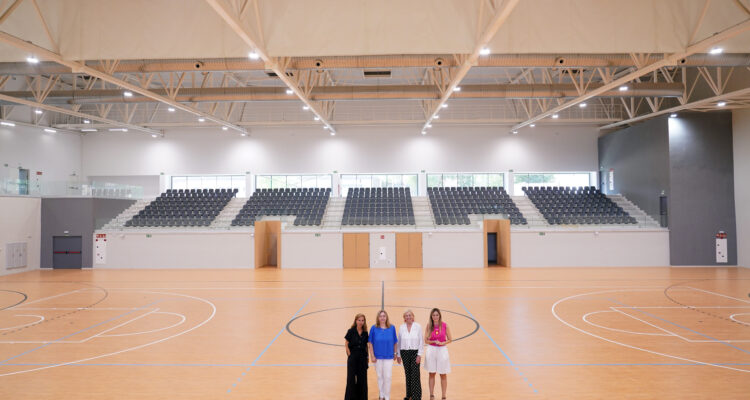 La vicealcaldesa de Madrid, Inma Sanz, acompañada de la delegada de Obras y Equipamientos, Paloma García Romero; la concejala delegada de Deporte, Sonia Cea, y la concejala de San Blas-Canillejas, Almudena Maíllo