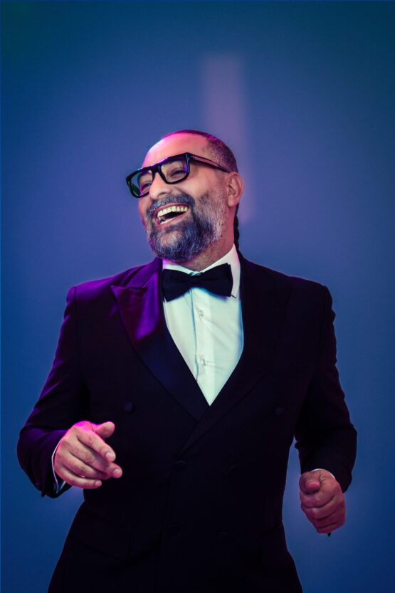 Plano medio del músico Alain Pérez con smoking