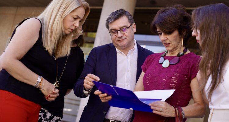 Álvarez y González en momento de la visita al SAV Madrid de Ciudad Lineal