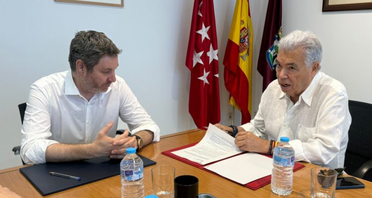 Momento de la firma de la renovación del convenio con el Cantera FC
