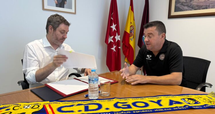 Momento de la firma de la renovación del convenio con el CD Goya
