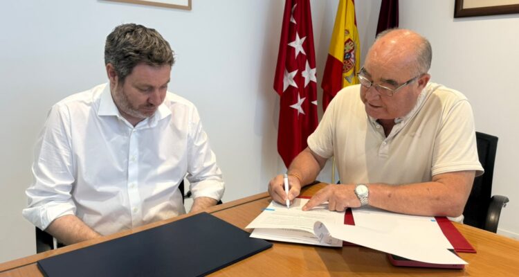 Momento de la firma de la renovación del convenio con el CD Lucero Linces