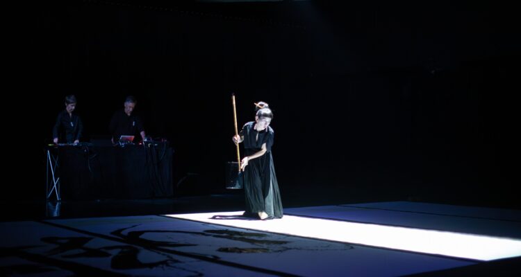 Imagen de 'Calligration', del dúo Schnitt junto a la calígrafa japonesa Aoi Yamaguchi. ©Naoko Kaneda
