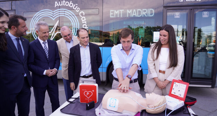 Carabante y Almeida durante la presentación de los equipos 'Autobús cardioprotegido'