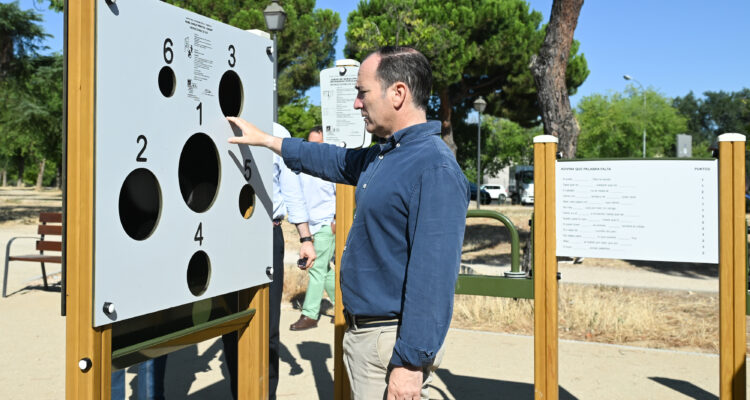 El delegado de Urbanismo, Medio Ambiente y Movilidad, Borja Carabante, visita el parque de Las Cruces tras la finalización de la tercera fase de las obras de rehabilitación