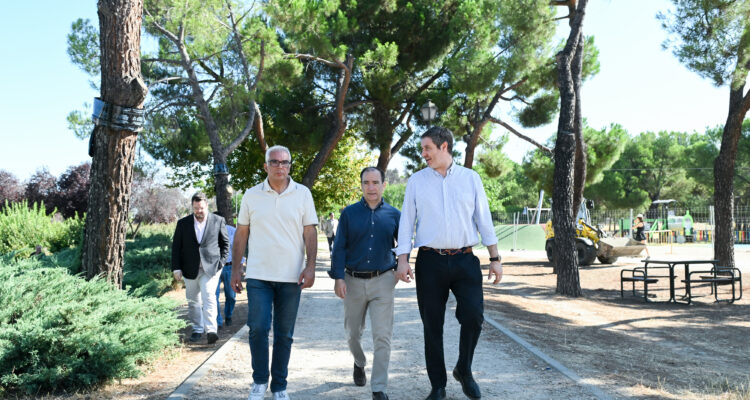 El delegado de Urbanismo, Medio Ambiente y Movilidad, Borja Carabante, visita el parque de Las Cruces tras la finalización de la tercera fase de las obras de rehabilitación