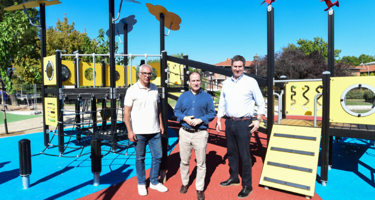 El delegado de Urbanismo, Medio Ambiente y Movilidad, Borja Carabante, visita el parque de Las Cruces tras la finalización de la tercera fase de las obras de rehabilitación