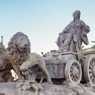 Fuente de Cibeles completa, con la diosa, el carro y los leones, antes de la restauración