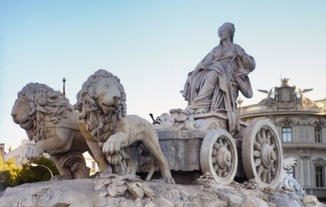Fuente de Cibeles completa, con la diosa, el carro y los leones, antes de la restauración