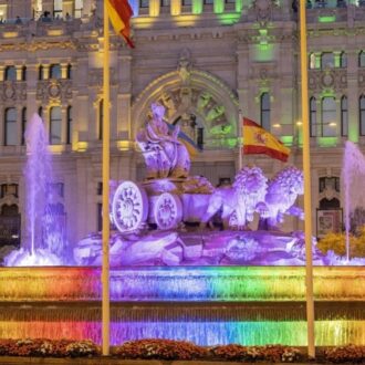 Fuente de Cibeles iluminada con los colores de la bandera del Orgullo