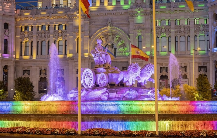 Fuente de Cibeles iluminada con los colores de la bandera del Orgullo