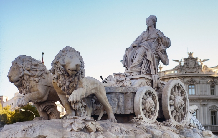 Fuente de Cibeles completa, con la diosa, el carro y los leones, antes de la restauración