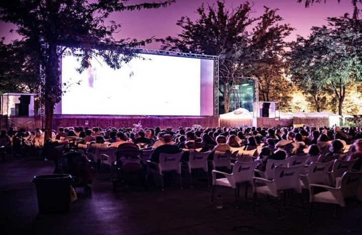 Imagen de archivo del ciclo 'Cine caliente' en el parque de la Bombilla
