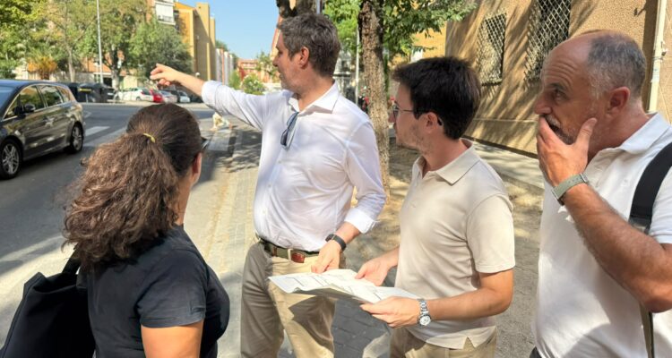 El concejal de Latina, Alberto González, acompañado de los técnicos municipales durante su visita a la Colina Juan Tornero del barrio Puerta del Ángel