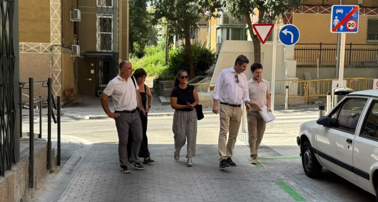 El concejal de Latina, Alberto González, acompañado de los técnicos municipales durante su visita a la Colina Juan Tornero del barrio Puerta del Ángel