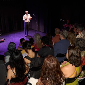 El concejal Carlos Izquierdo en la presentación en la Sala Tarambana