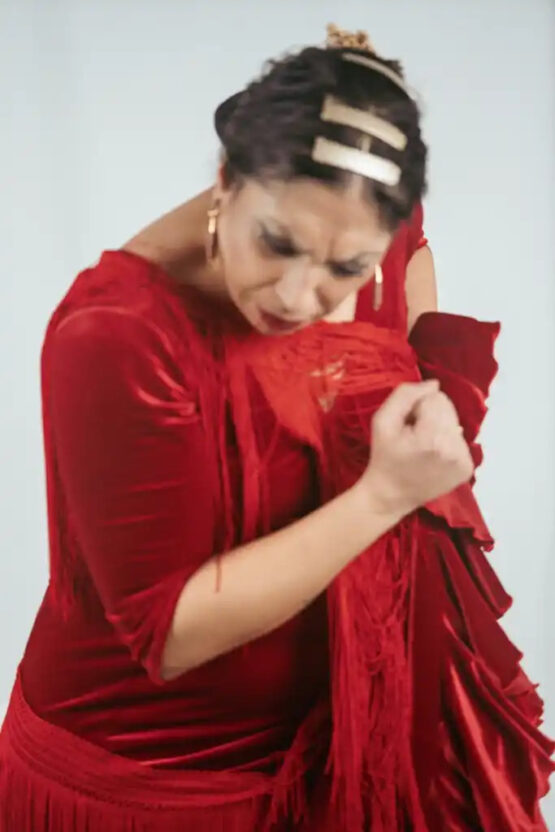 Primer plano de la bailaora conocida como La Moneta con vestido rojo