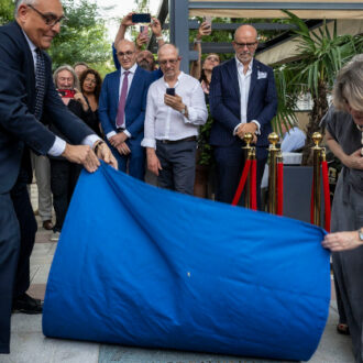 La delegada de Cultura, Turismo y Deporte, Marta Rivera de la Cruz, inaugura la placa dedicada al artista italiano Franco Battiato