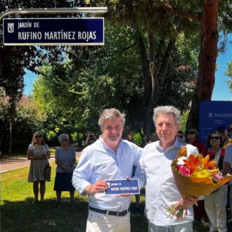 El concejal de Barajas, Juan Antonio Peña Ochoa, descubre la plca del jardín Rufino Martínez Rojas