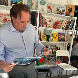 Jaime González Taboada visita la iniciativa ‘Yo Leo en Chamberí’